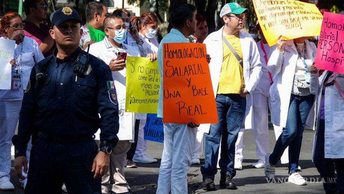 $!Personal médico bloquea avenidas y hospitales en la CDMX; toman la México-Cuernavaca