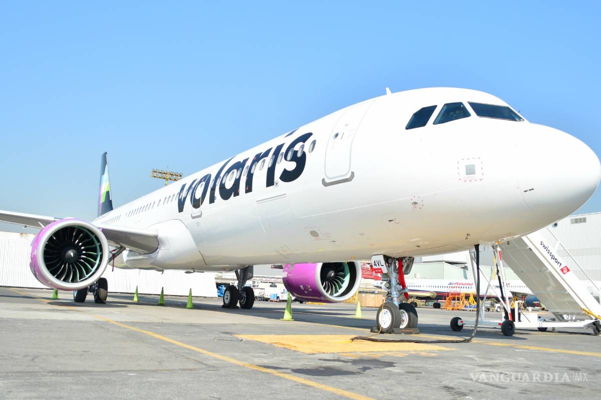 Demandan a Volaris por discriminar a un joven con VIH