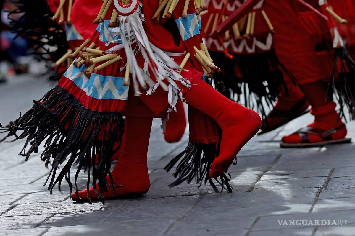 $!Artistas participan en la celebración de la Fiesta Internacional de las Artes Saltillo 445 danzando cerca a la Parroquia del Ojo de Agua Saltillo, Coahuila (México).