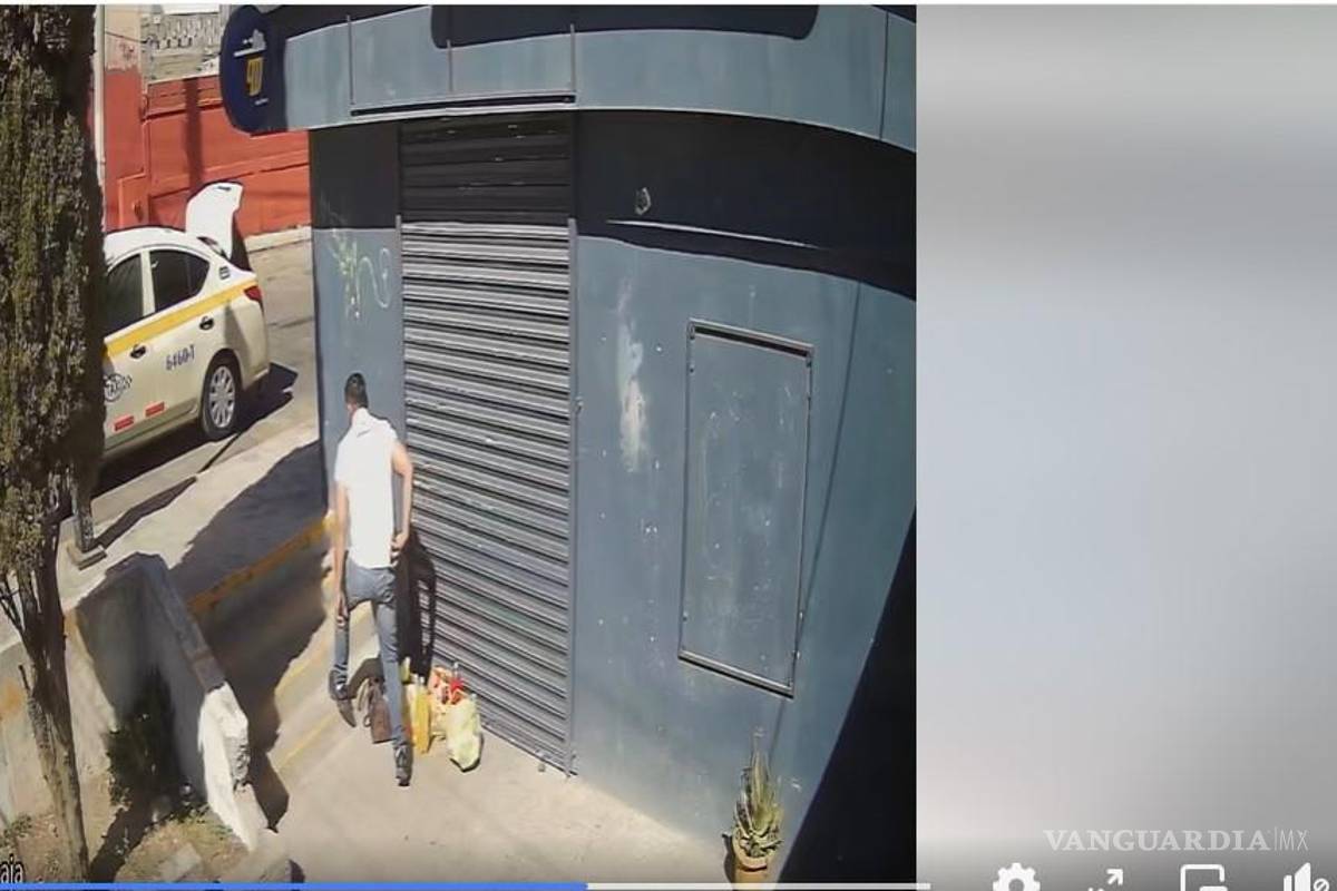 Graba cámara de vigilancia a taxista robando celular a pasajera, en Saltillo