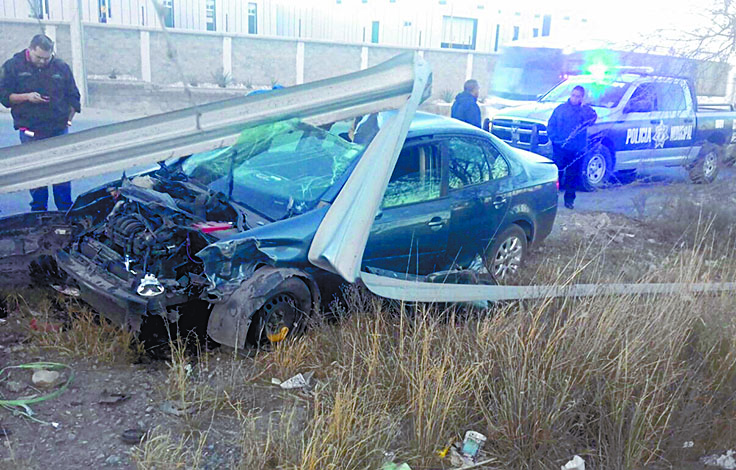 Sale de su jornada laboral nocturna y hombre se queda dormido al volante; sufrió aparatoso accidente