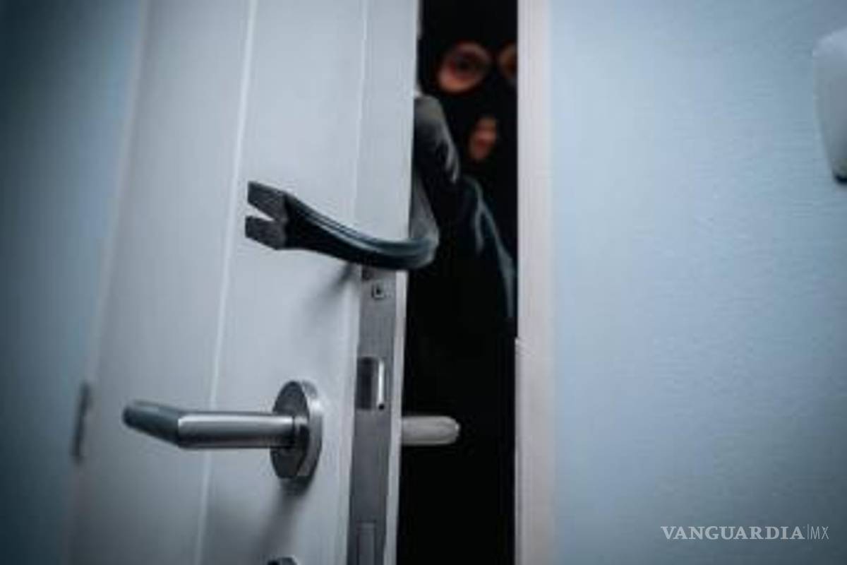 Saltillo: ¡Como película de terror! Mujer sorprende a sujeto observándola por la ventana