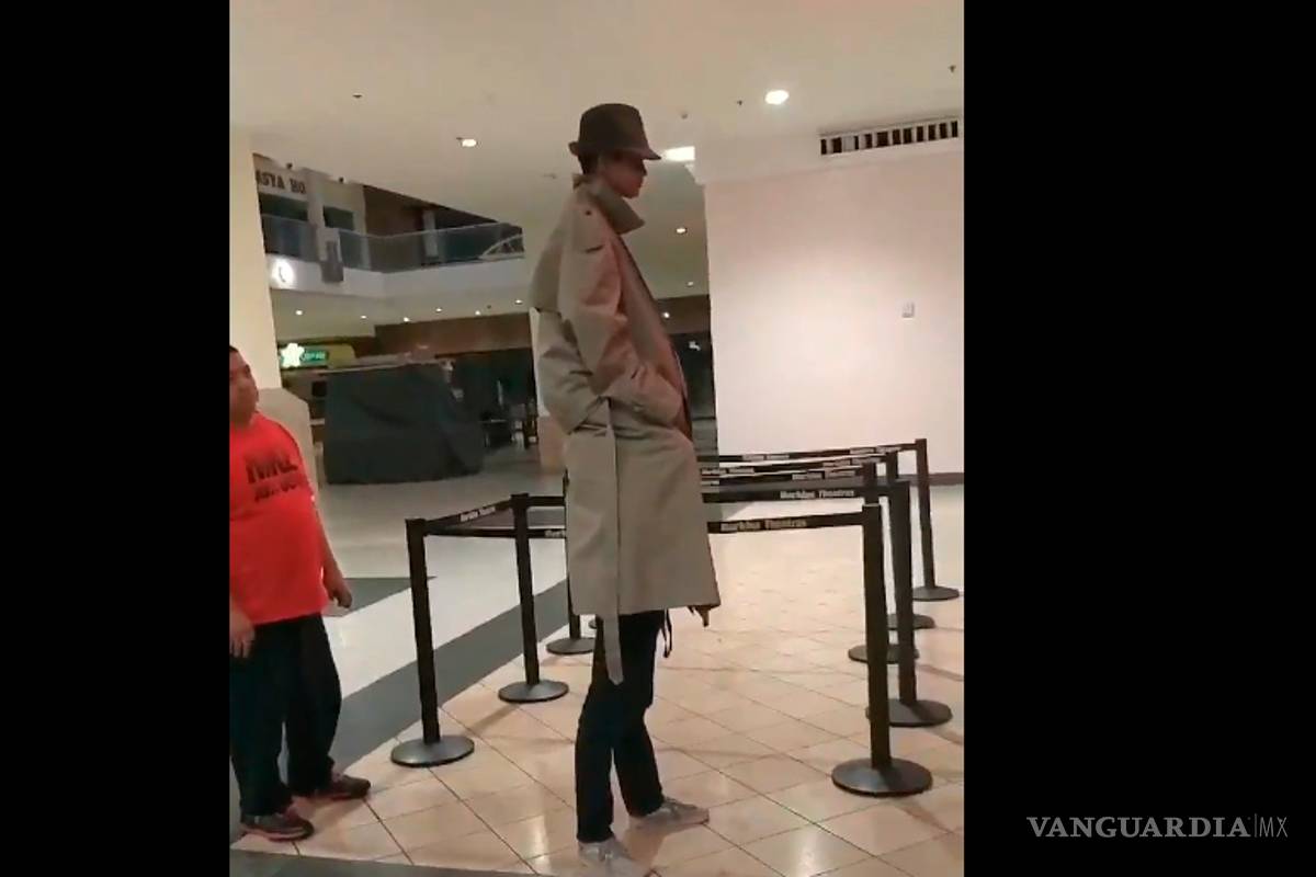 Buscan 2x1 en el cine vistiéndose en uno solo