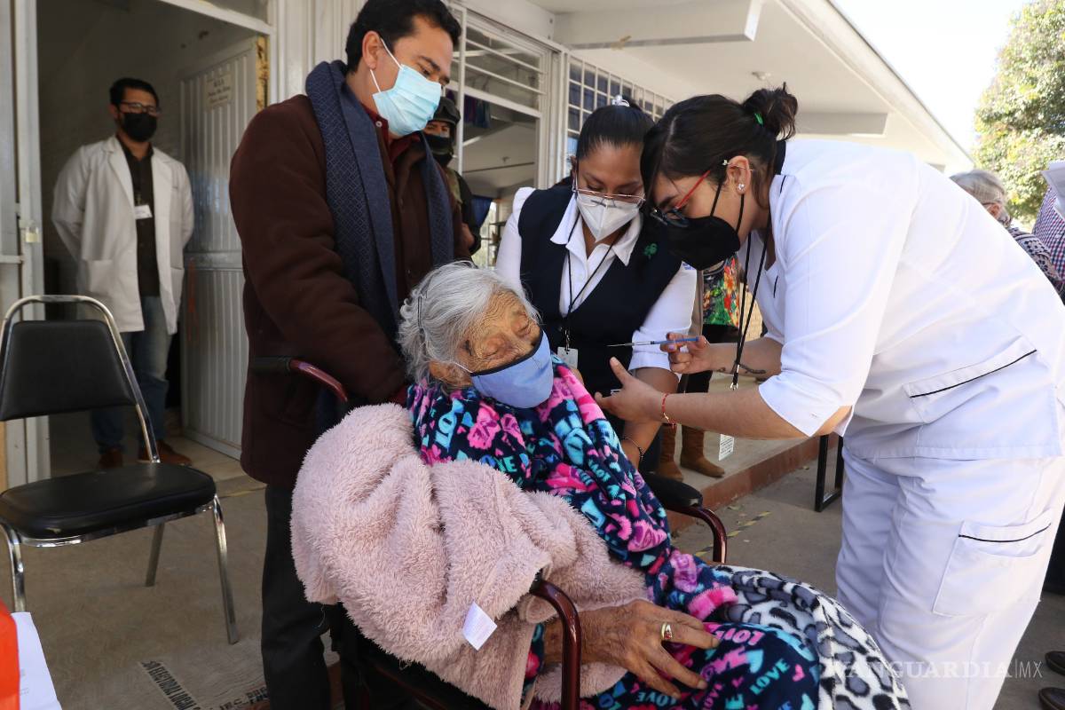 Recibe vacuna a sus 102 años mujer oriunda de San Antonio de las Alazanas