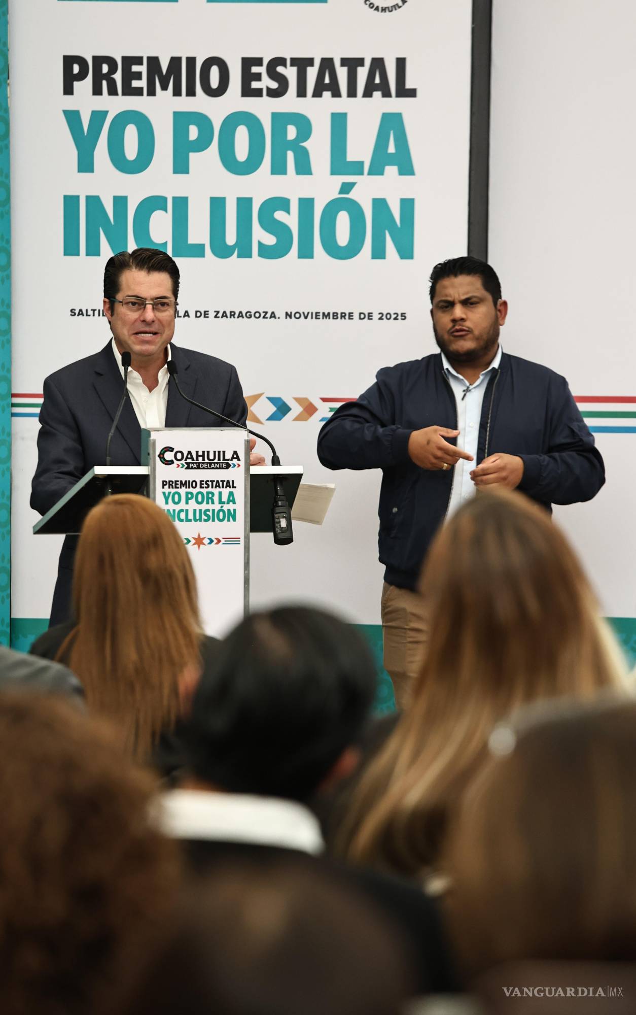 $!El titular de la SIDS, Enrique Martínez y Morales, resaltó que el Premio “Yo por la Inclusión” representa un acto de justicia y dignidad, destacando que el desarrollo se mide en oportunidades y empatía.
