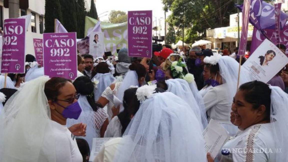 $!Decenas de mujeres capitalinas se vistieron de novias, con la intención de representar una imagen de abandono por parte de la pareja.