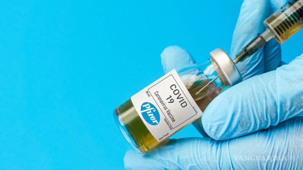 Trump celebra que la primera vacuna anticovid en EU ya fue aplicada en una enferma afroamericana