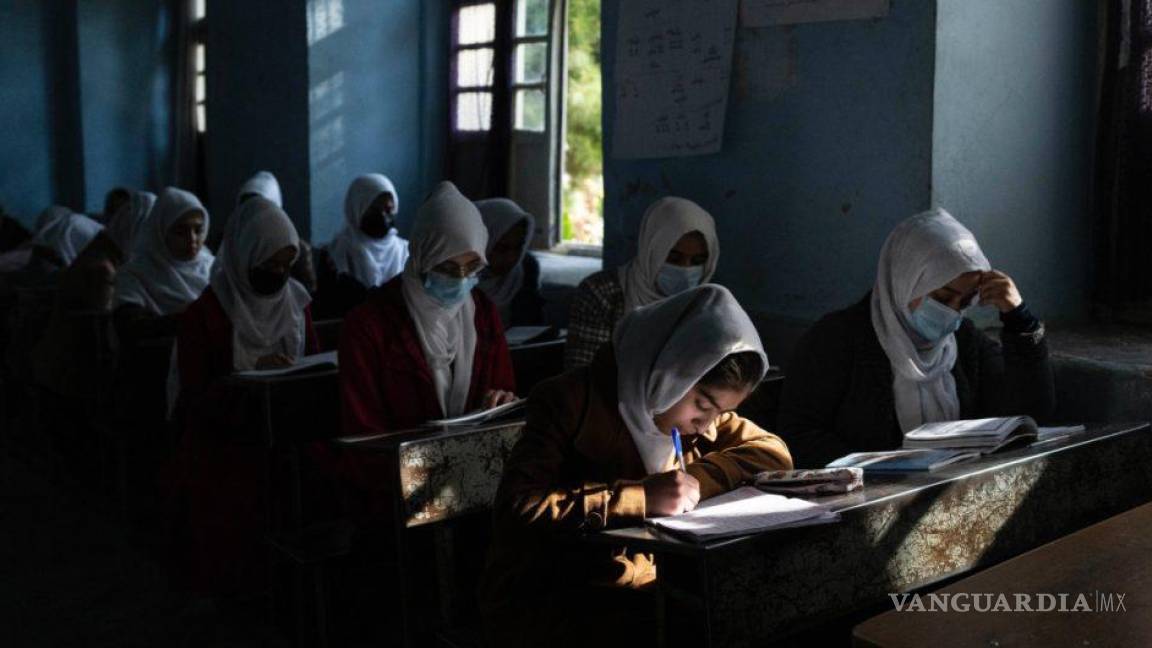 Talibanes de Afganistán rompen su promesa y no permiten que niñas asistan a escuelas de secundaria