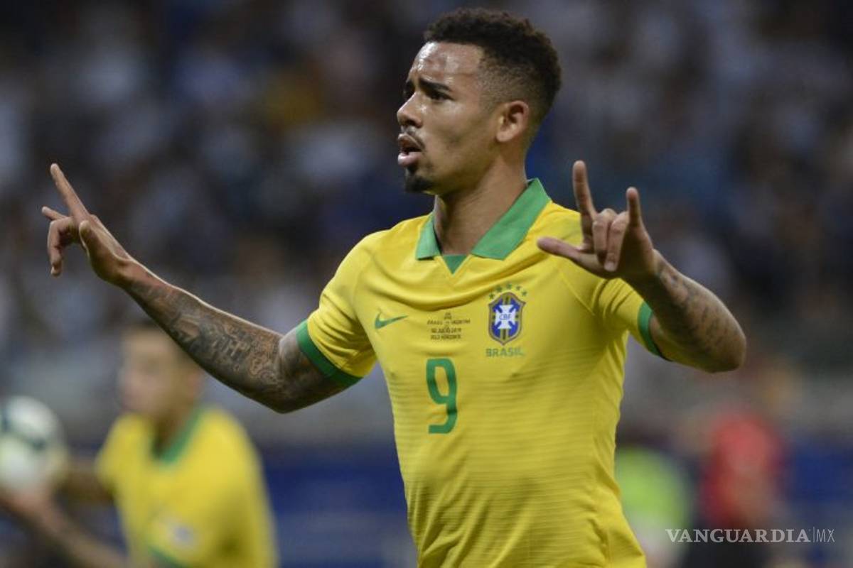 Jugador brasileño presume sus tatuajes...de Chespirito