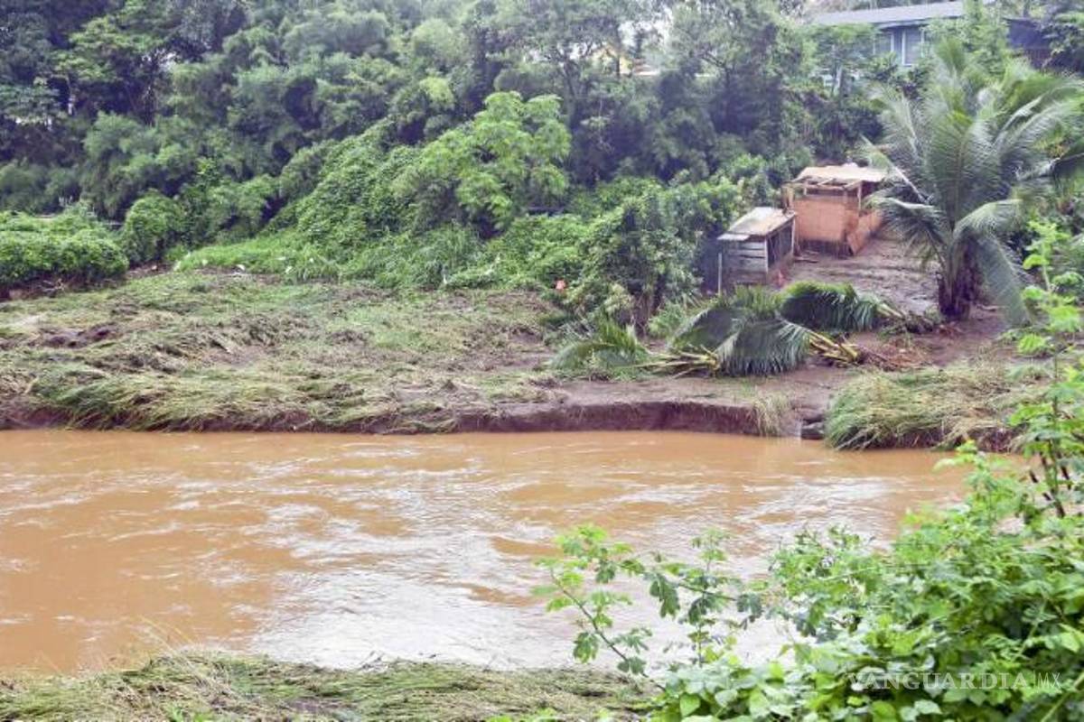 Rescatan a personas atrapadas tras intensas lluvias e inundaciones en Hawaii