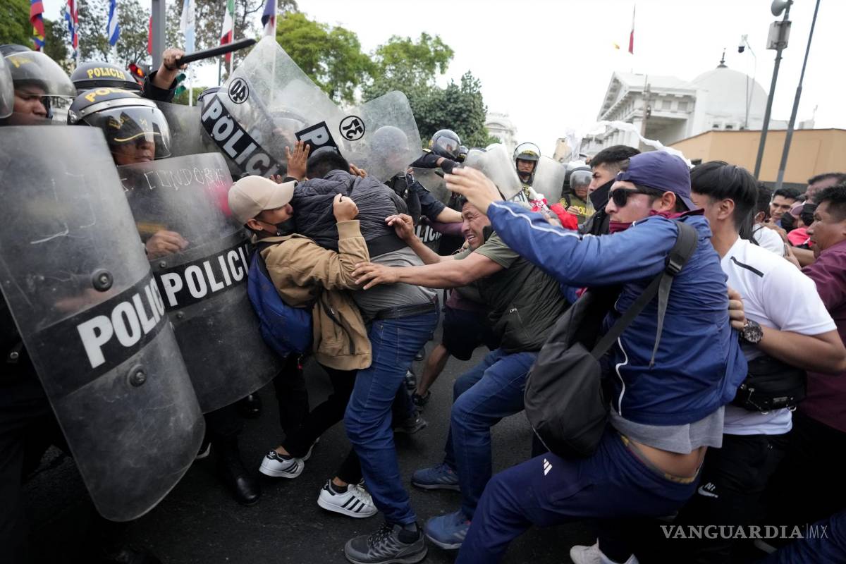 $!Partidarios del derrocado presidente Pedro Castillo chocan con la policía durante una protesta en Lima, Perú.