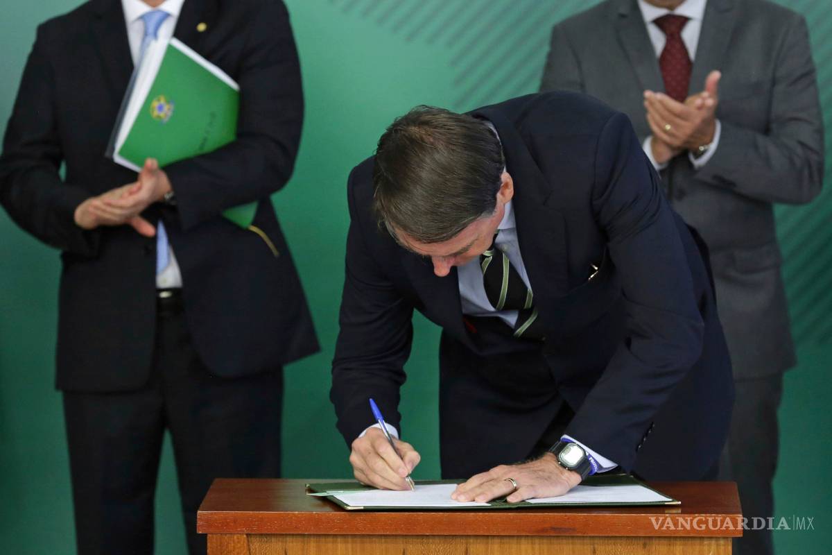Bolsonaro firma un decreto que facilita la posesión de armas de fuego en Brasil