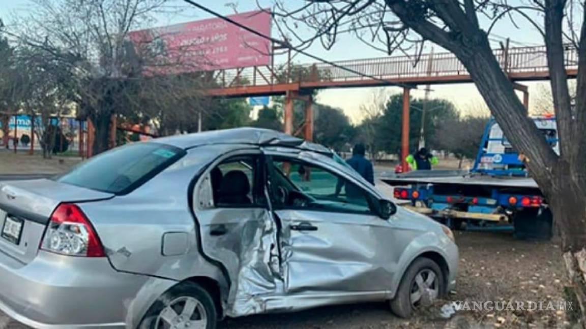 Conduce a exceso de velocidad, derrapa y choca contra árbol en Paseo de la Reforma, Saltillo