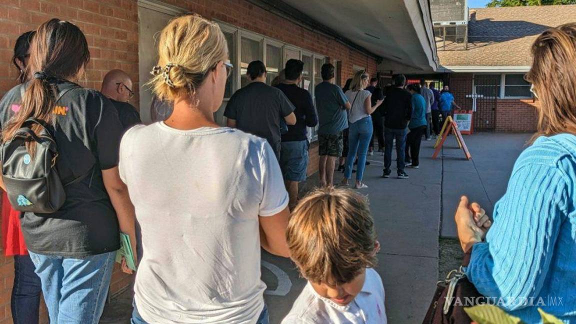 Se avivan teorías de conspiración sobre fraude electoral por fallas en máquinas para registrar votos en Arizona