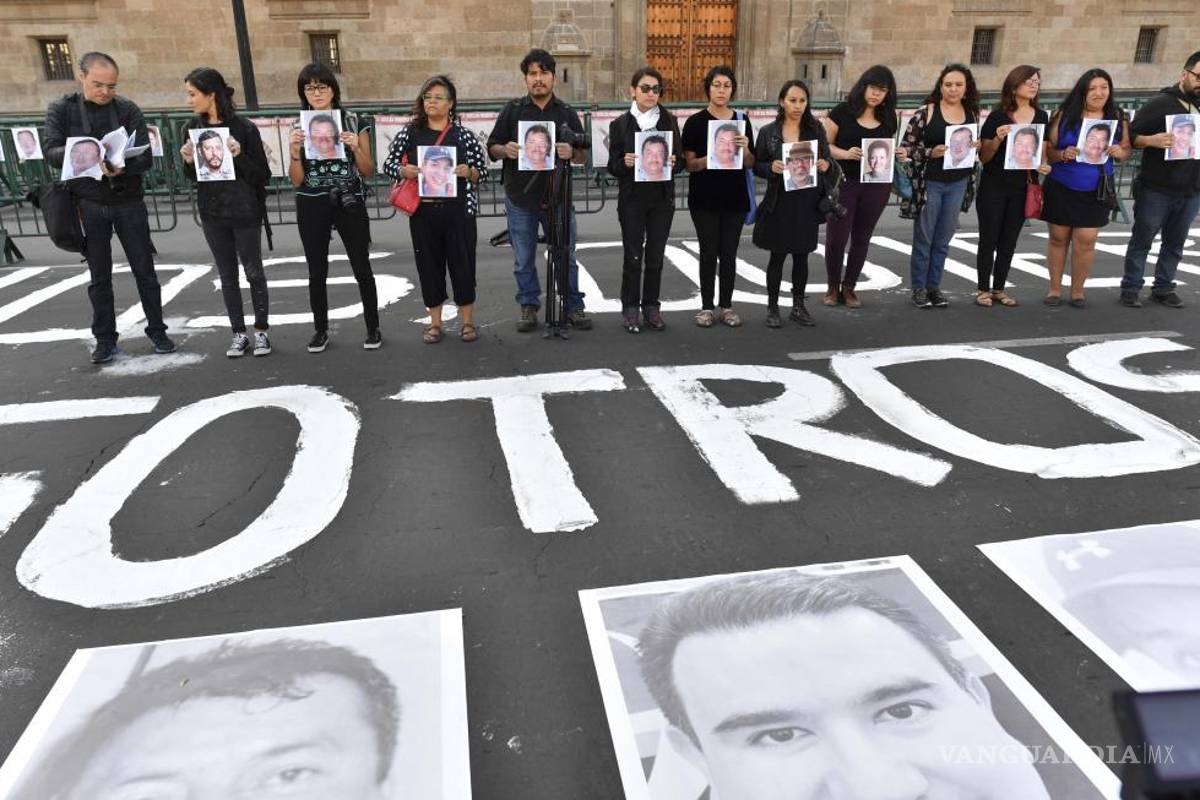 “Ustedes quieren votos. Nosotros, justicia”, periodistas protestan frente a Palacio Nacional