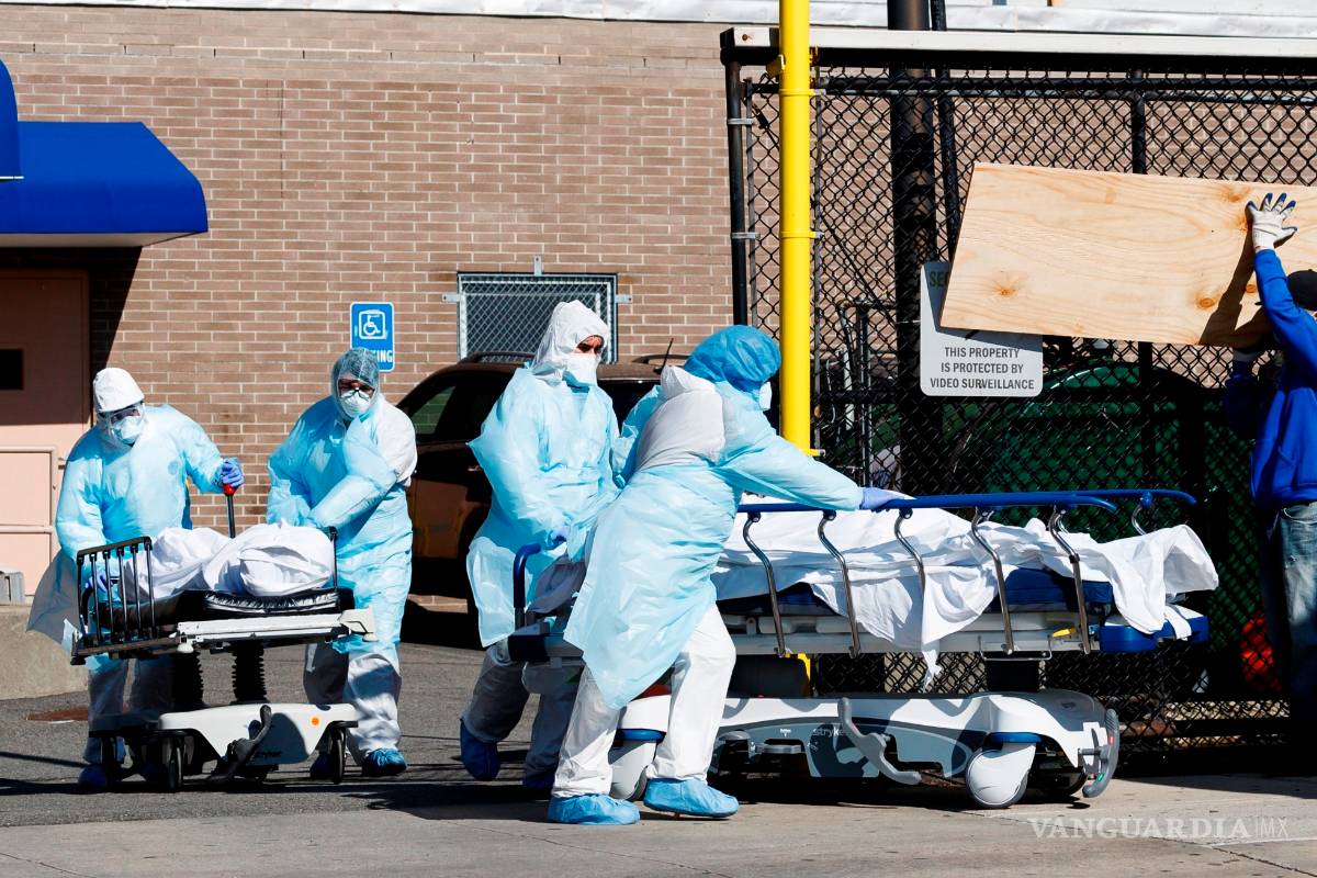 Muertes se disparan en EU por COVID-19 mientras Donald Trump medita abrir la economía