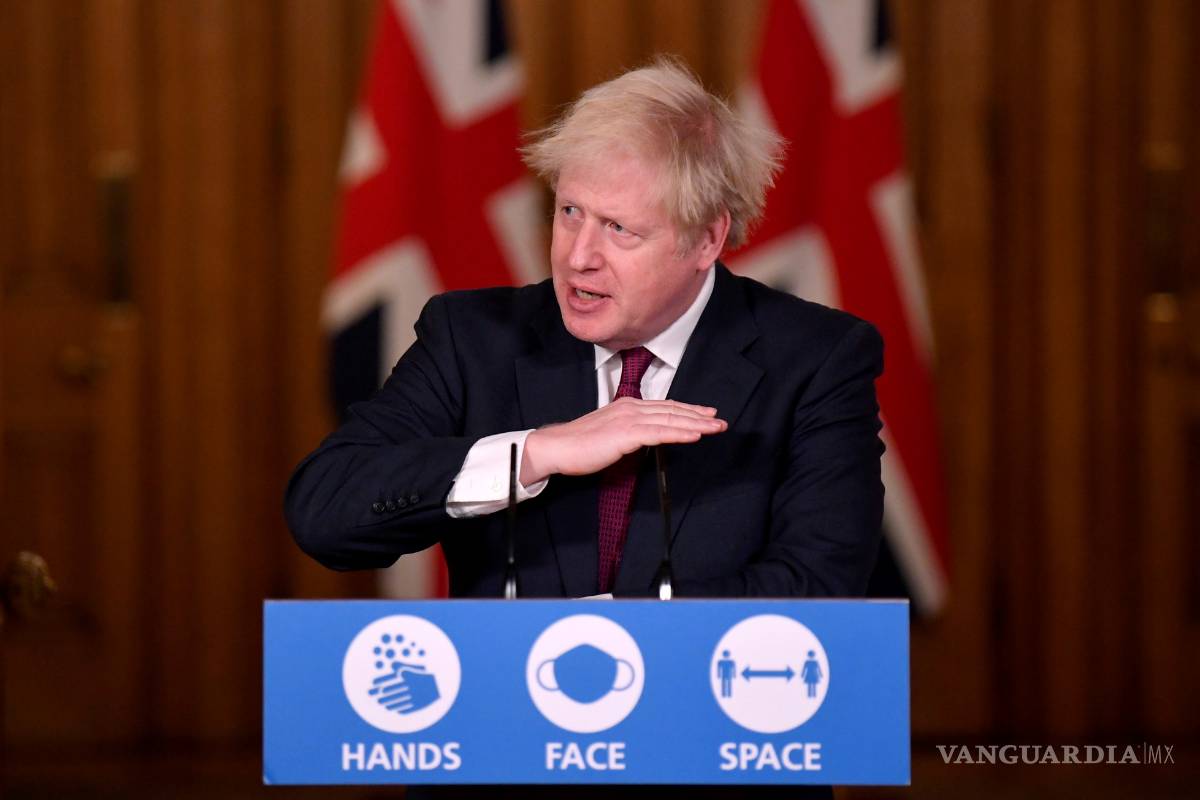 Confina a Reino Unido variante de coronavirus, critican tardía respuesta