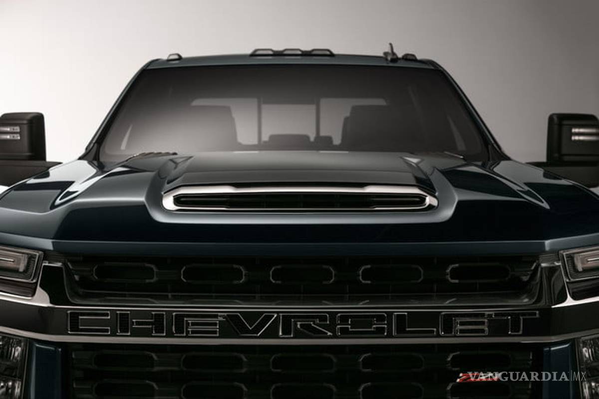 La Chevrolet Silverado HD 2020 se deja ver solo un poco y nos deja impresionados