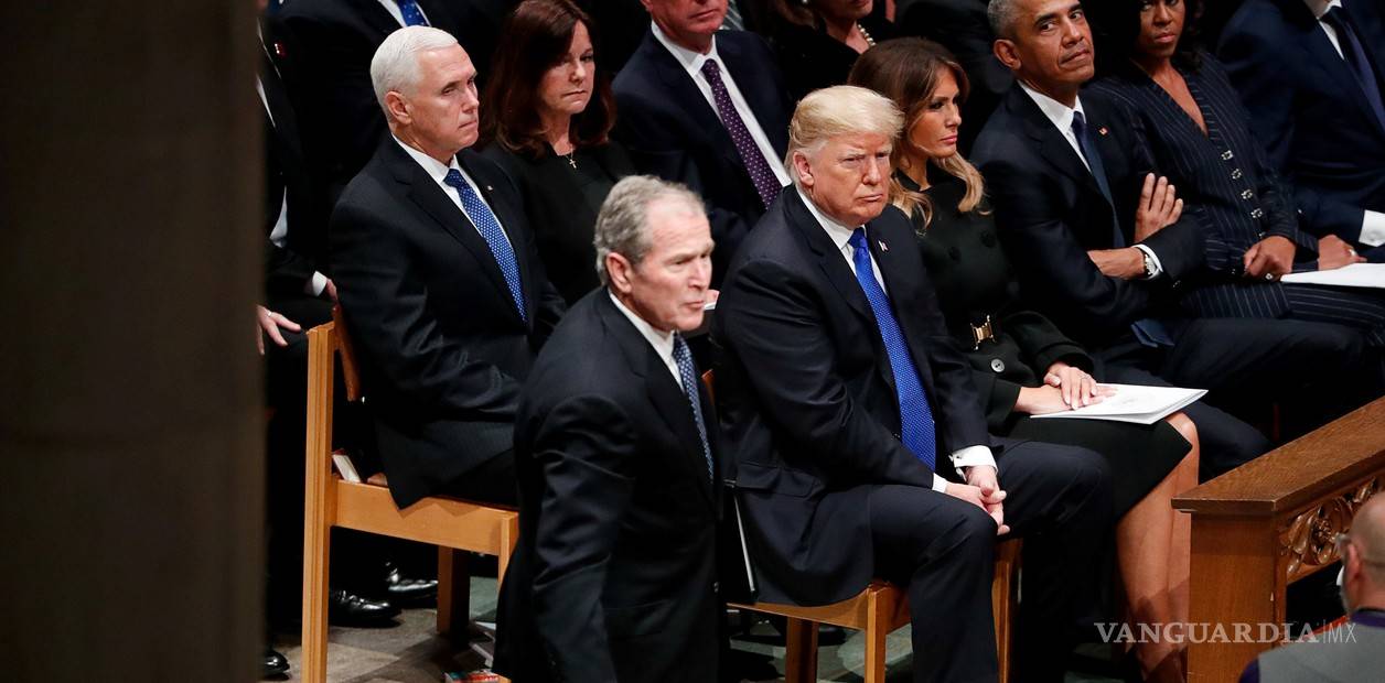 $!El incómodo saludo de Donald Trump en funeral de George H. W. Bush