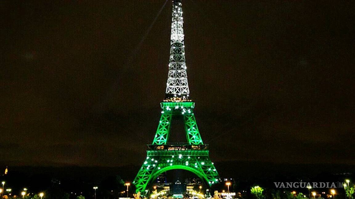 $!Monumentos y estadios de fútbol se iluminan de verde en homenaje al Chapecoense (galería)