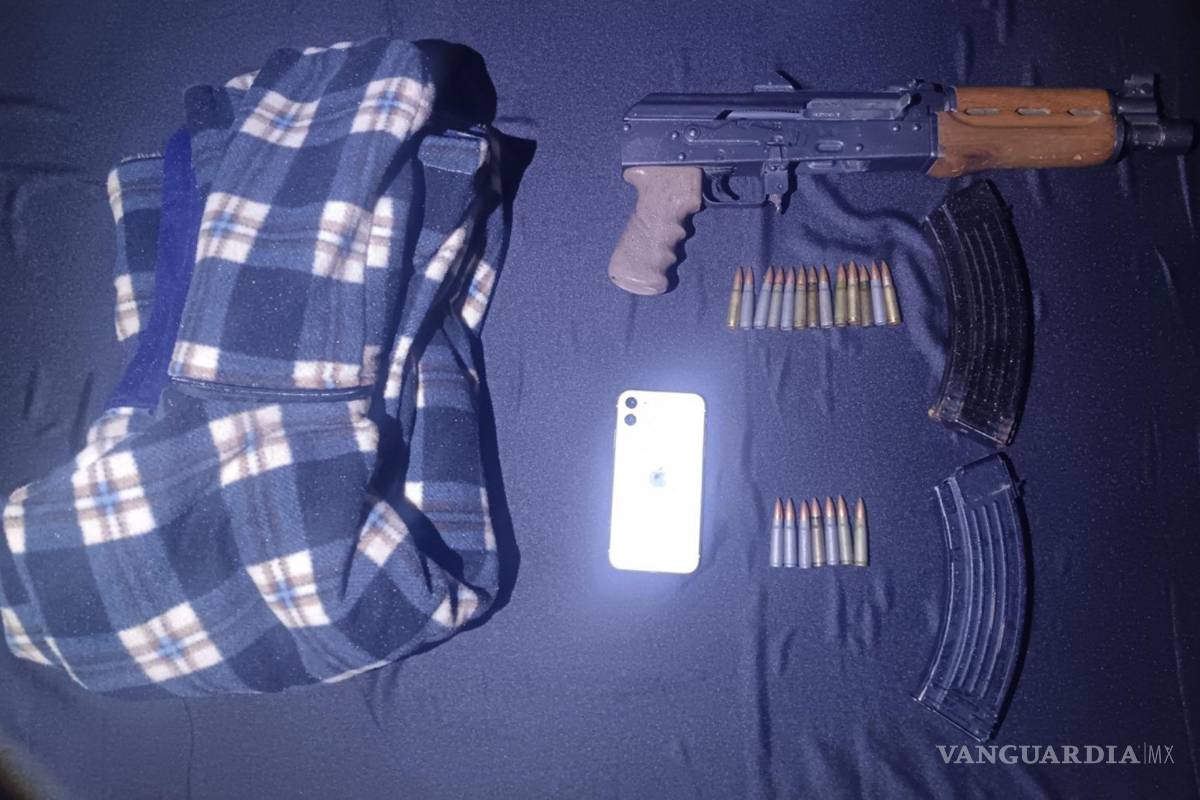 Interceptan a menor con un arma larga oculta con ¡una cobija!, en Nuevo León