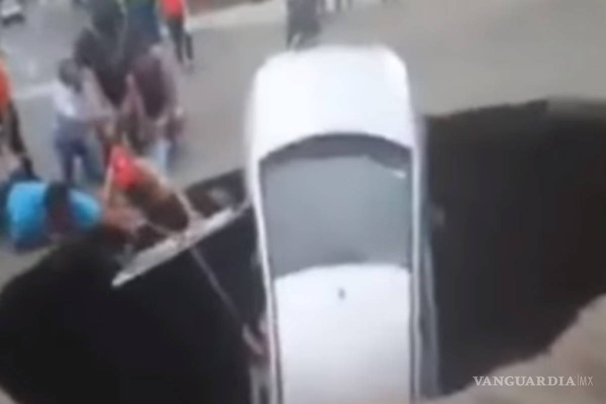 Rescatan a familia luego de que la tierra 'se tragara' su automovil