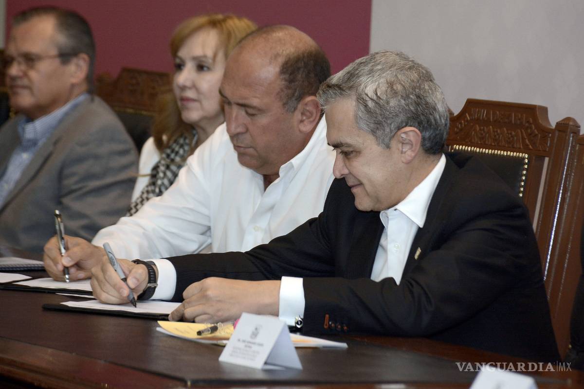 Firman Moreira y Miguel Ángel Mancera convenio para arrancar en Saltillo 'El médico en tu casa'