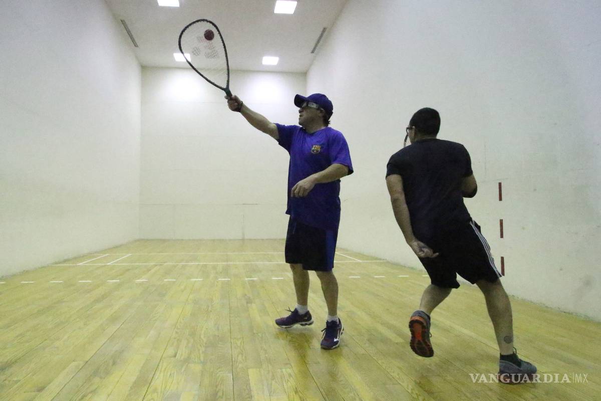 Con la raqueta a lo alto, campeones en raquetbol