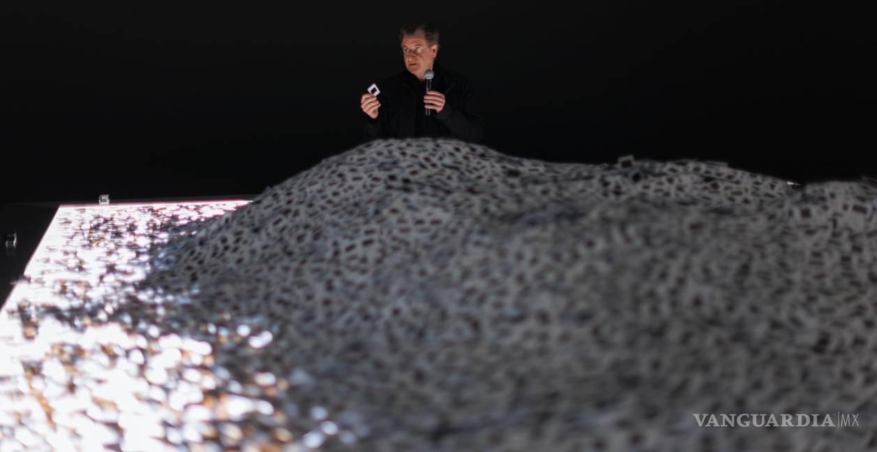 $!El artista chileno Alfredo Jaar sostiene una de las un millón de diapositivas en color que componen la pieza ‘El silencio de Nduwayezu’.