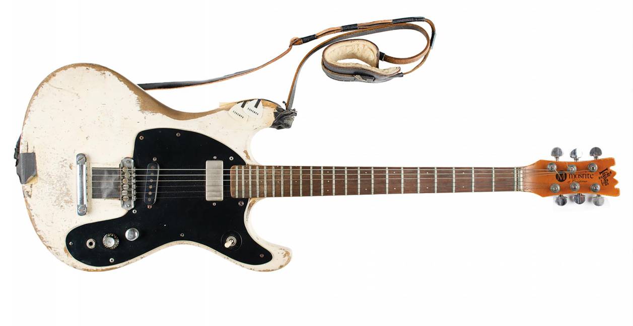 $!En esta foto de agosto de 2021 proporcionada por la casa de subastas con sede en Boston RR Auction, la guitarra eléctrica Mosrite Ventures II de 1965 que tocaba Johnny Ramone. La guitarra se vendió en subasta el fin de semana por más de 900.000 dólares. AP/Nikki Brickett/RR Auction