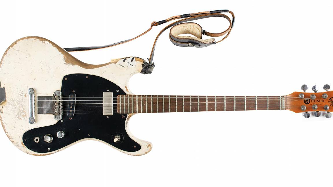 $!En esta foto de agosto de 2021 proporcionada por la casa de subastas con sede en Boston RR Auction, la guitarra eléctrica Mosrite Ventures II de 1965 que tocaba Johnny Ramone. La guitarra se vendió en subasta el fin de semana por más de 900.000 dólares. AP/Nikki Brickett/RR Auction