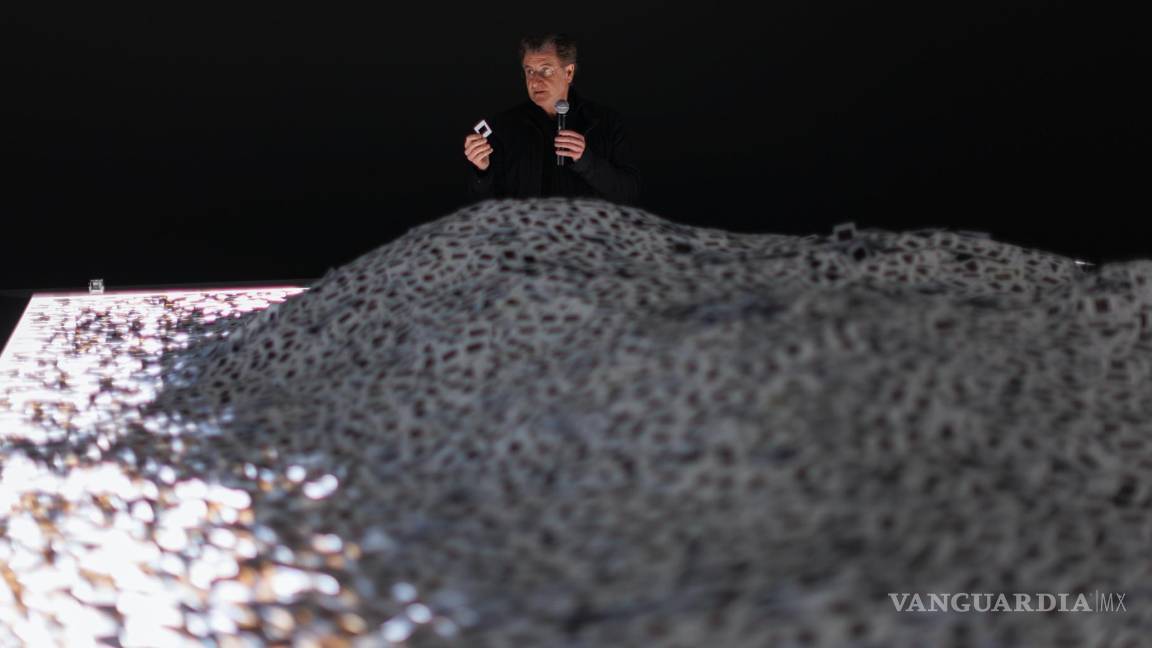 $!El artista chileno Alfredo Jaar sostiene una de las un millón de diapositivas en color que componen la pieza ‘El silencio de Nduwayezu’.