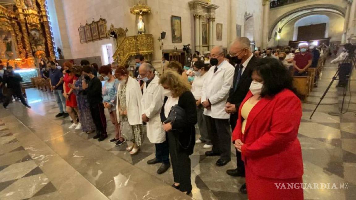 Celebran ‘Misa Blanca’ para personal médico en Catedral de Saltillo
