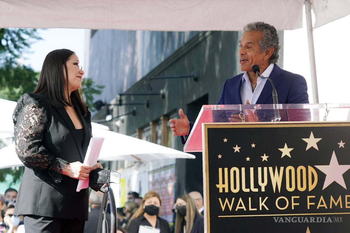 $!El exalcalde de Los Angeles Antonio Villaraigosa, derecha, habla durante la ceremonia para develar la estrella de Ana Gabriel, izquierda, en el Paseo de la Fama de Hollywood en Los Angeles. AP/Chris Pizzello