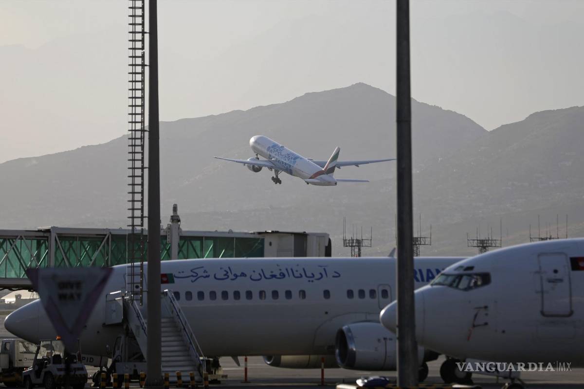 Talibanes impiden salida de aviones de Afganistán, asegura congresista de EU