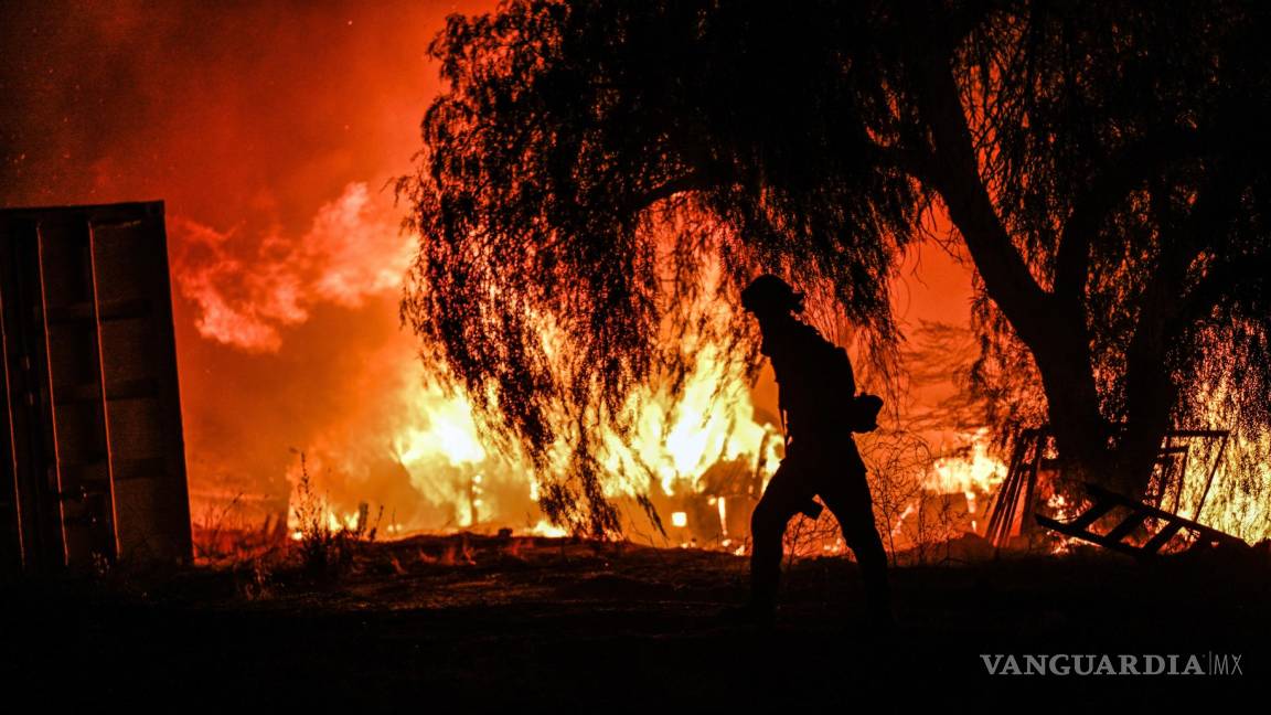 Hacen huir las llamas a 5 mil 700 personas en California; arrasa fuego con 900 hectáreas