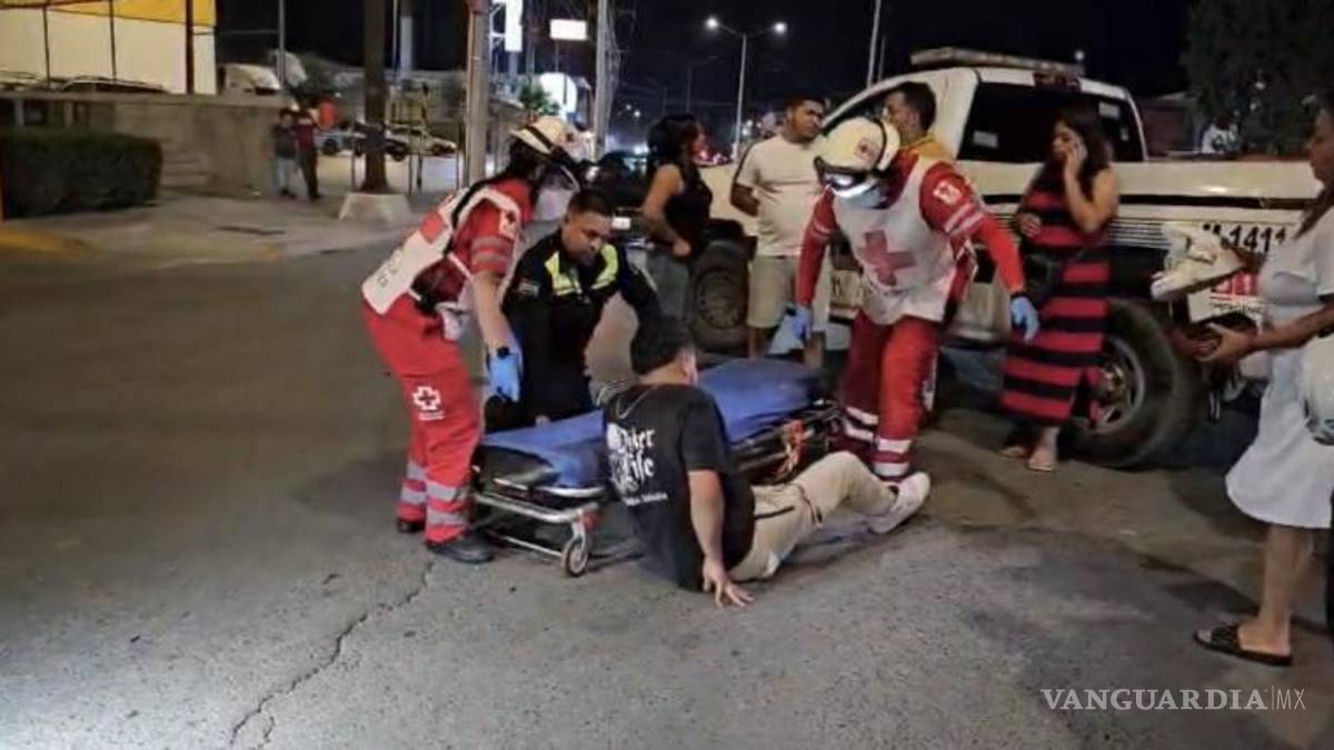 En Saltillo, automovilista provoca choque con motociclista al salir de plaza comercial