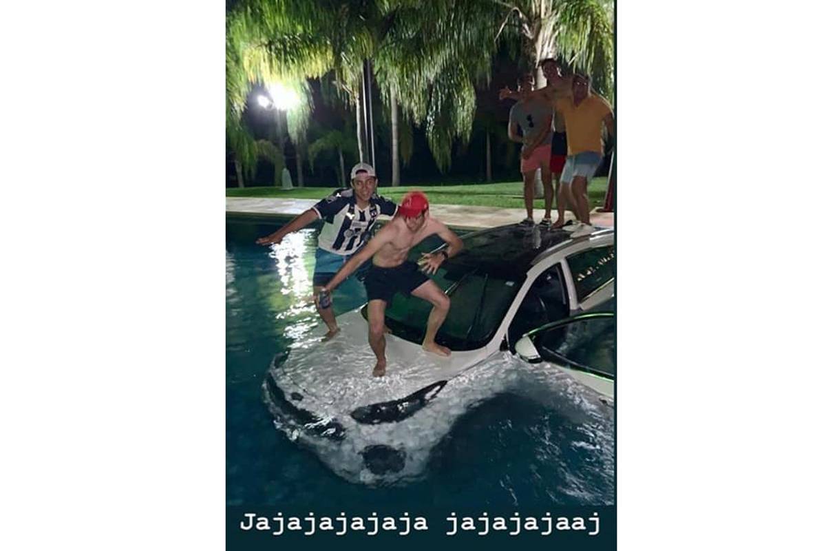 Confunde los pedales y se da un clavado con todo y camioneta