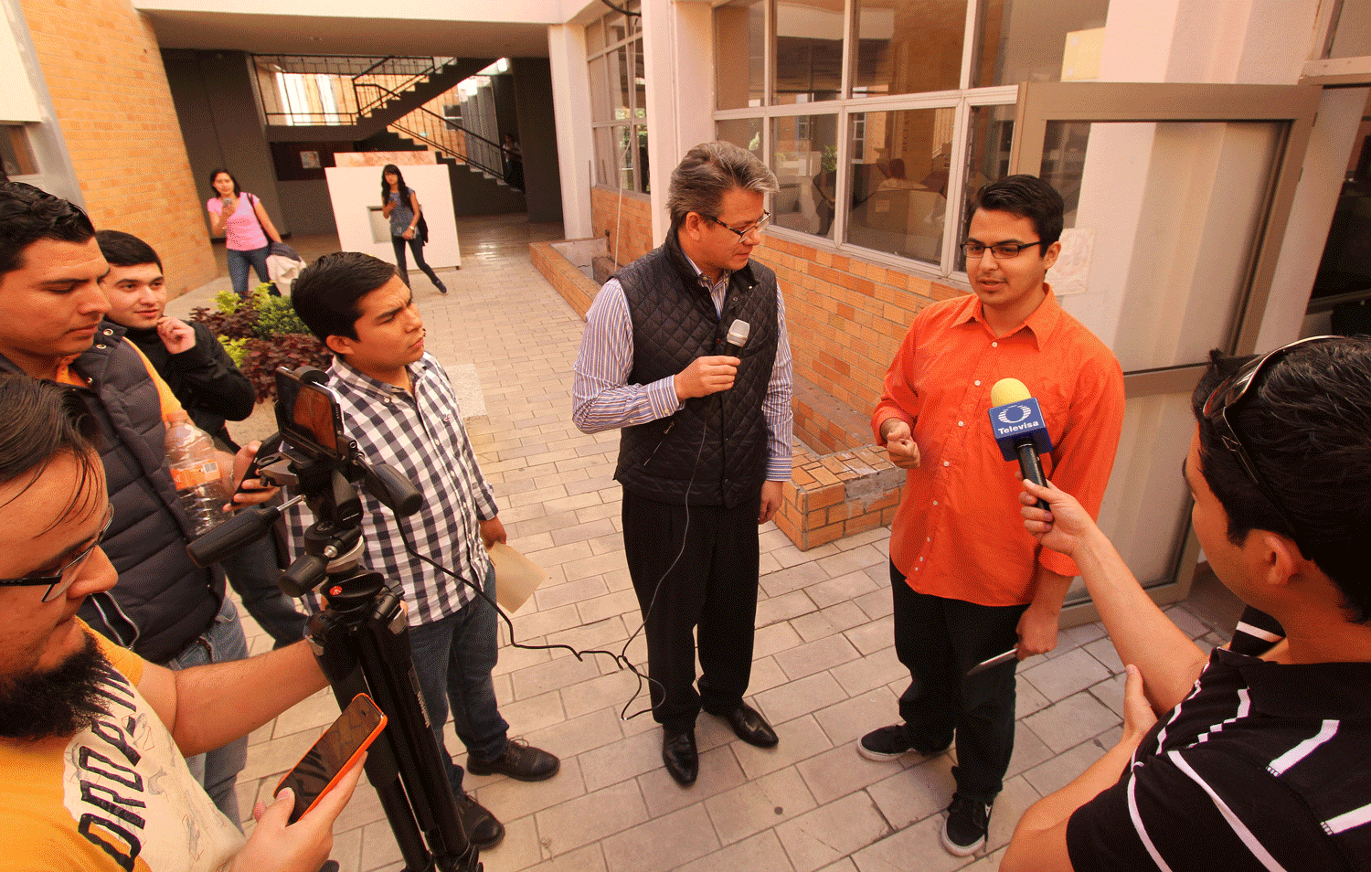 ‘Estudiantes tienen el derecho a disentir’ responde Luis Efrén a crítica