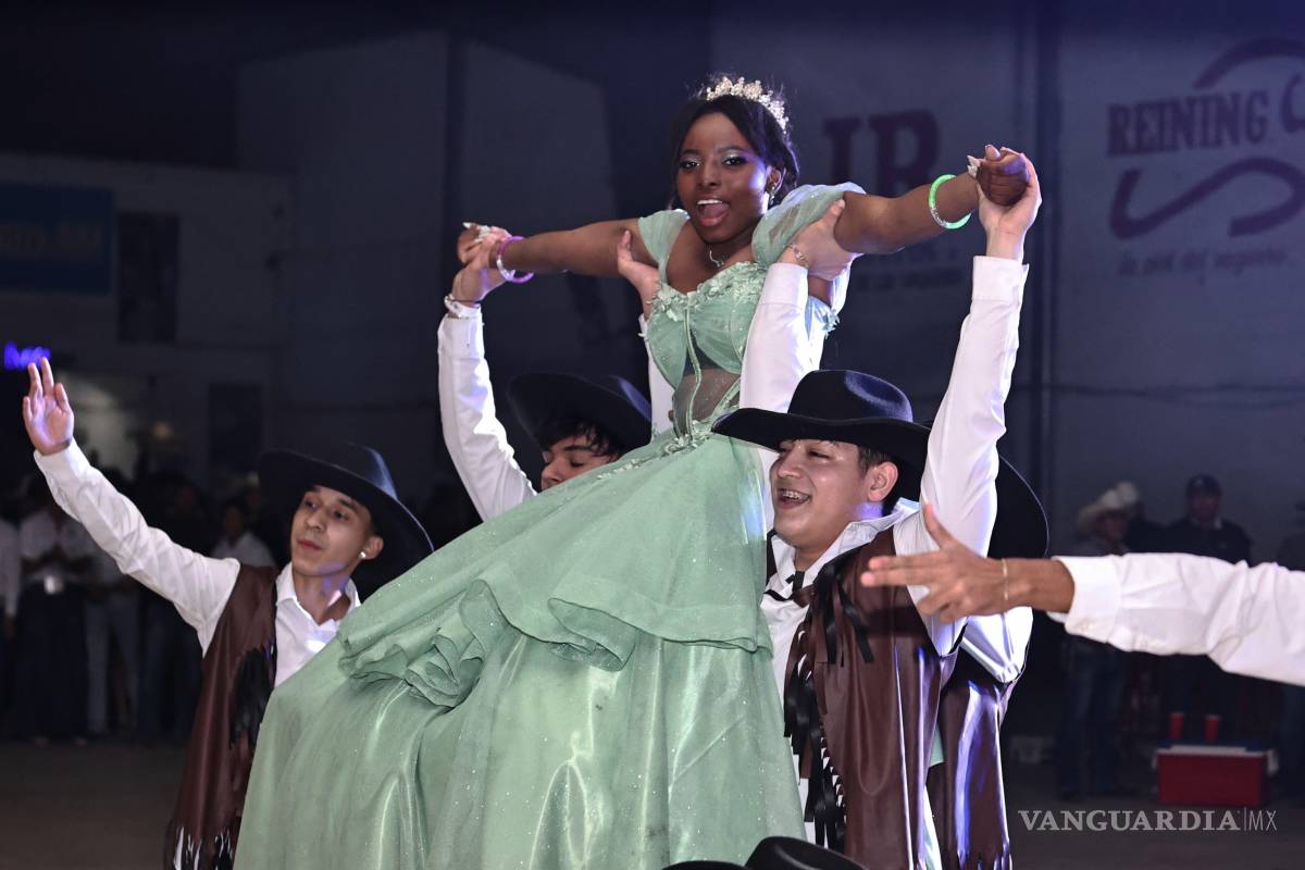 Saltillo: Asisten decenas a XV años de Steisy tras viral invitación de hermanos por TikTok