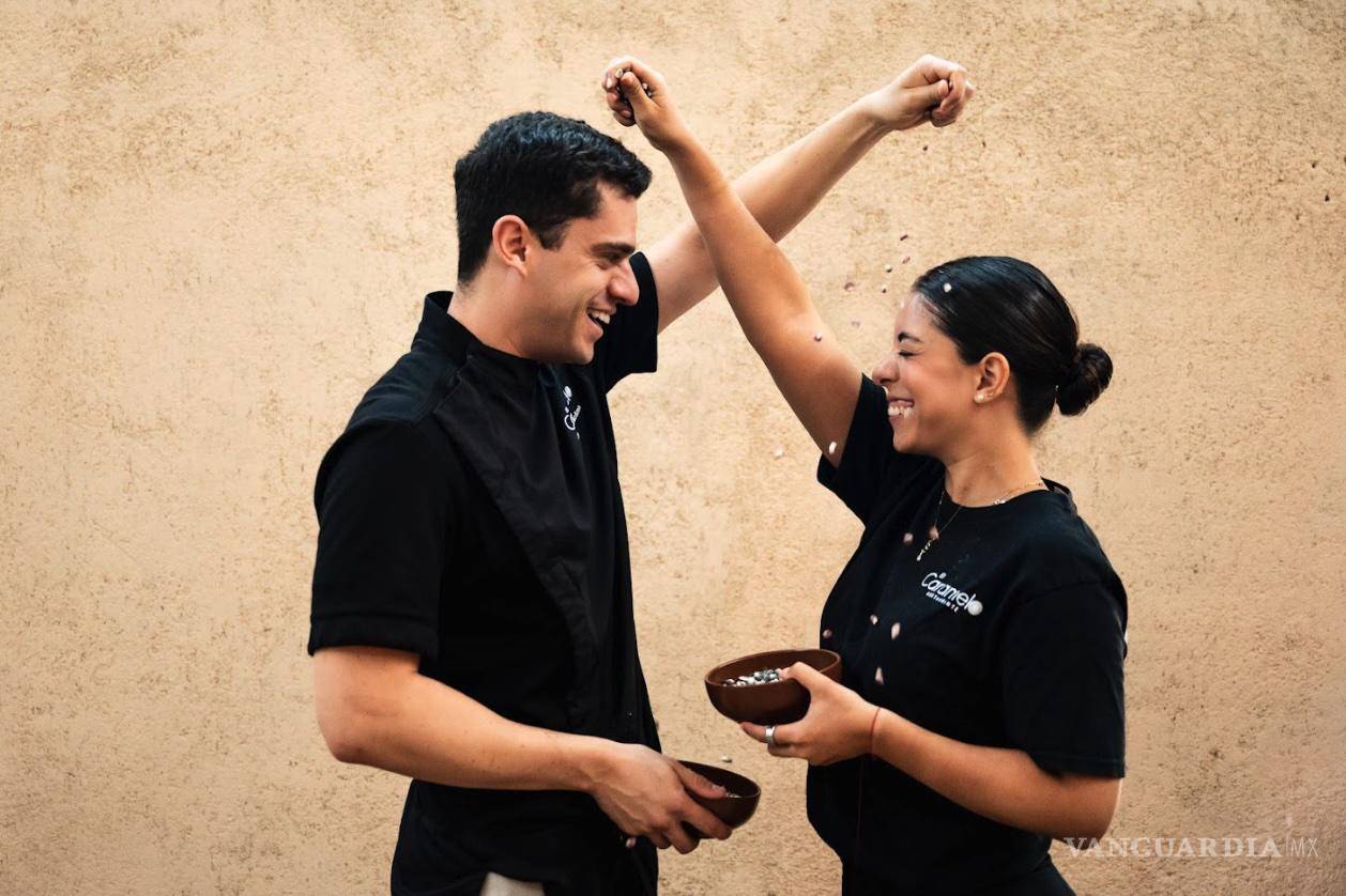 $!Los hermanos Cardona elaboran sus propias tortillas en el restaurante.