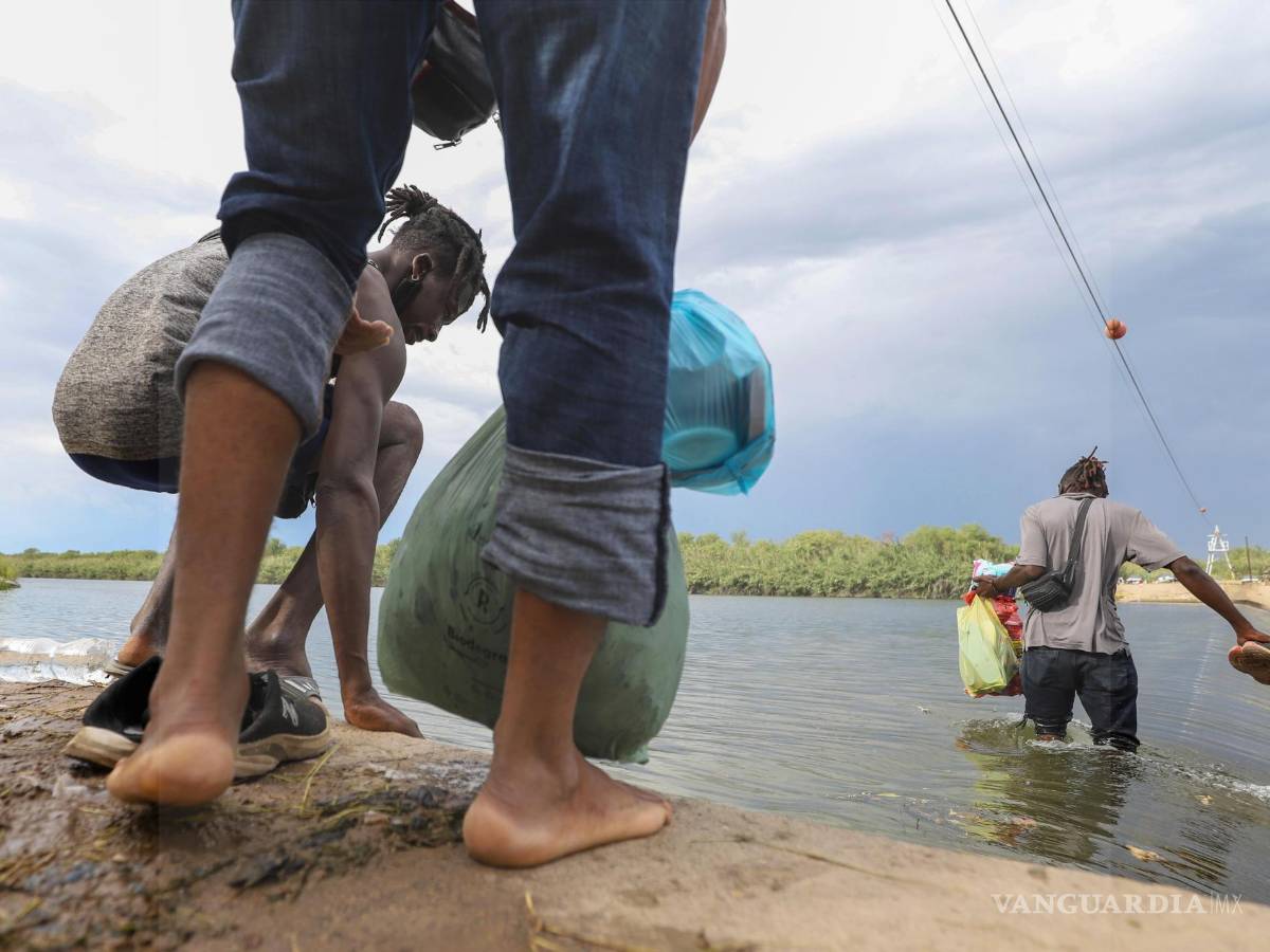 $!Haitianos a través del río Bravo, tras lograr cruzar, se instalan en un campamento que acondicionaron debajo