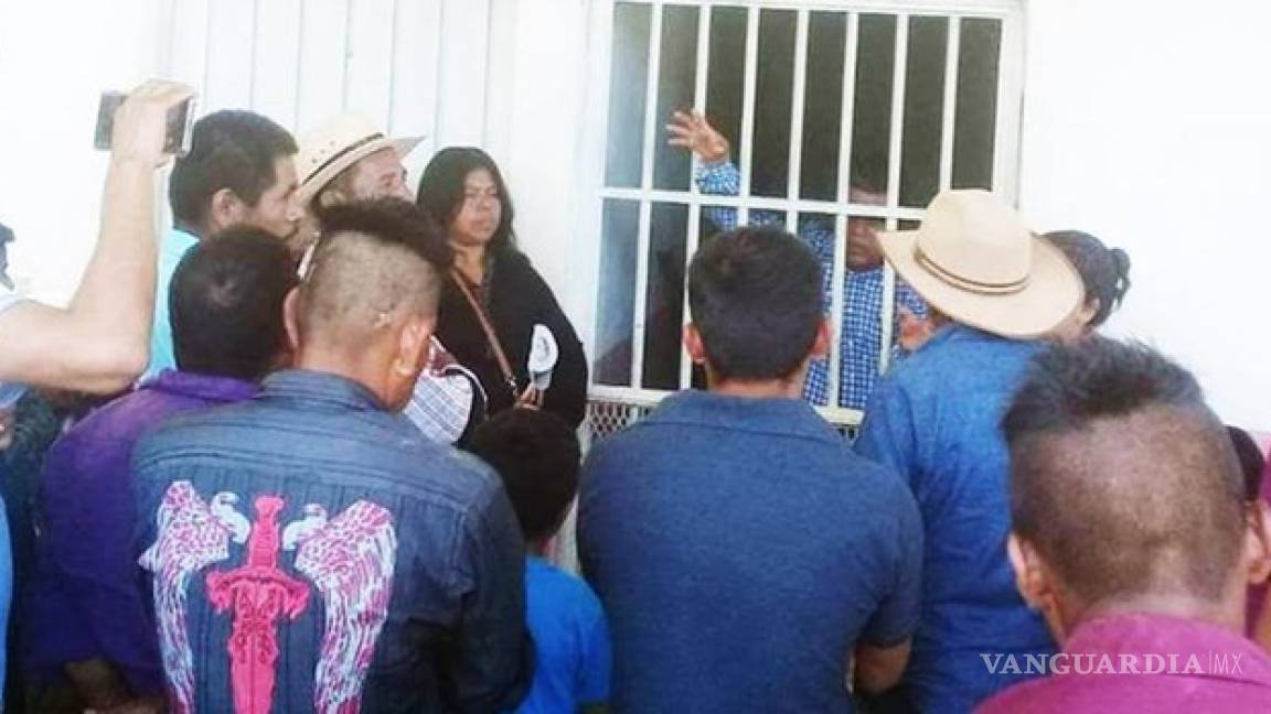 Alcalde de Guerrero es encarcelado por ciudadanos por incumplir promesas de campaña
