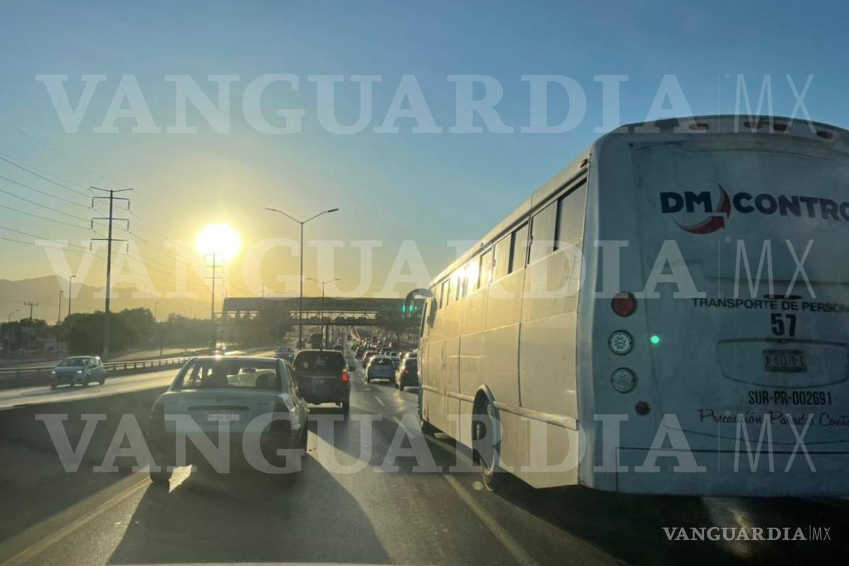 Segundo día de vacunación en Saltillo registra filas de hasta 8 kilómetros