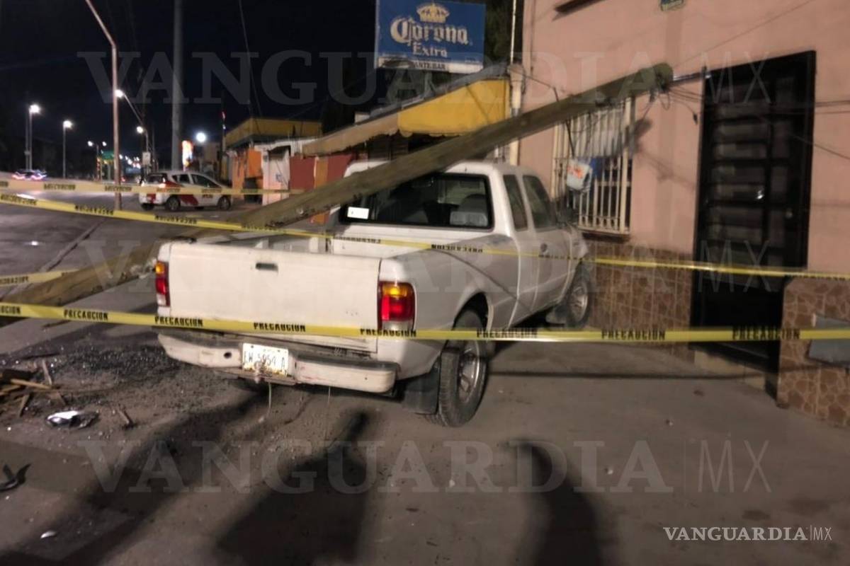 $!Se estampa contra casa y huye, en Paseo de la Reforma de Saltillo