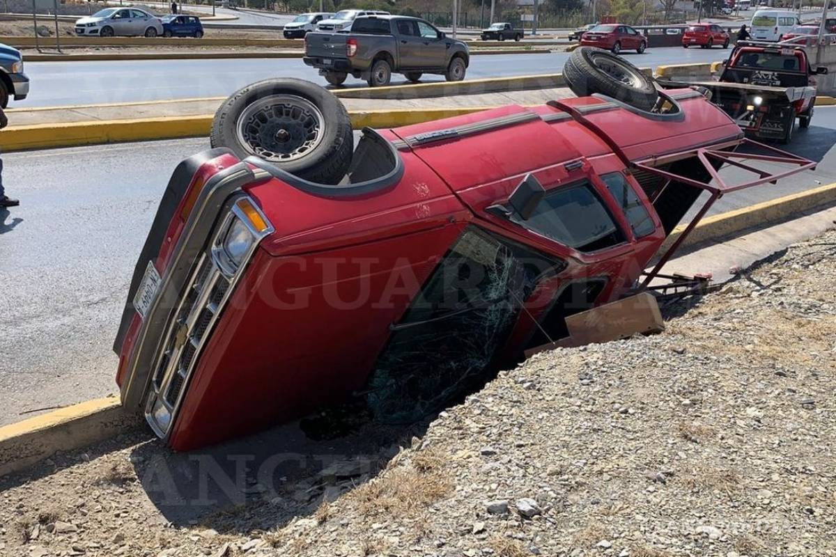 Conductor choca y vuelca sobre distribuidor vial 'El Sarape' en Saltillo