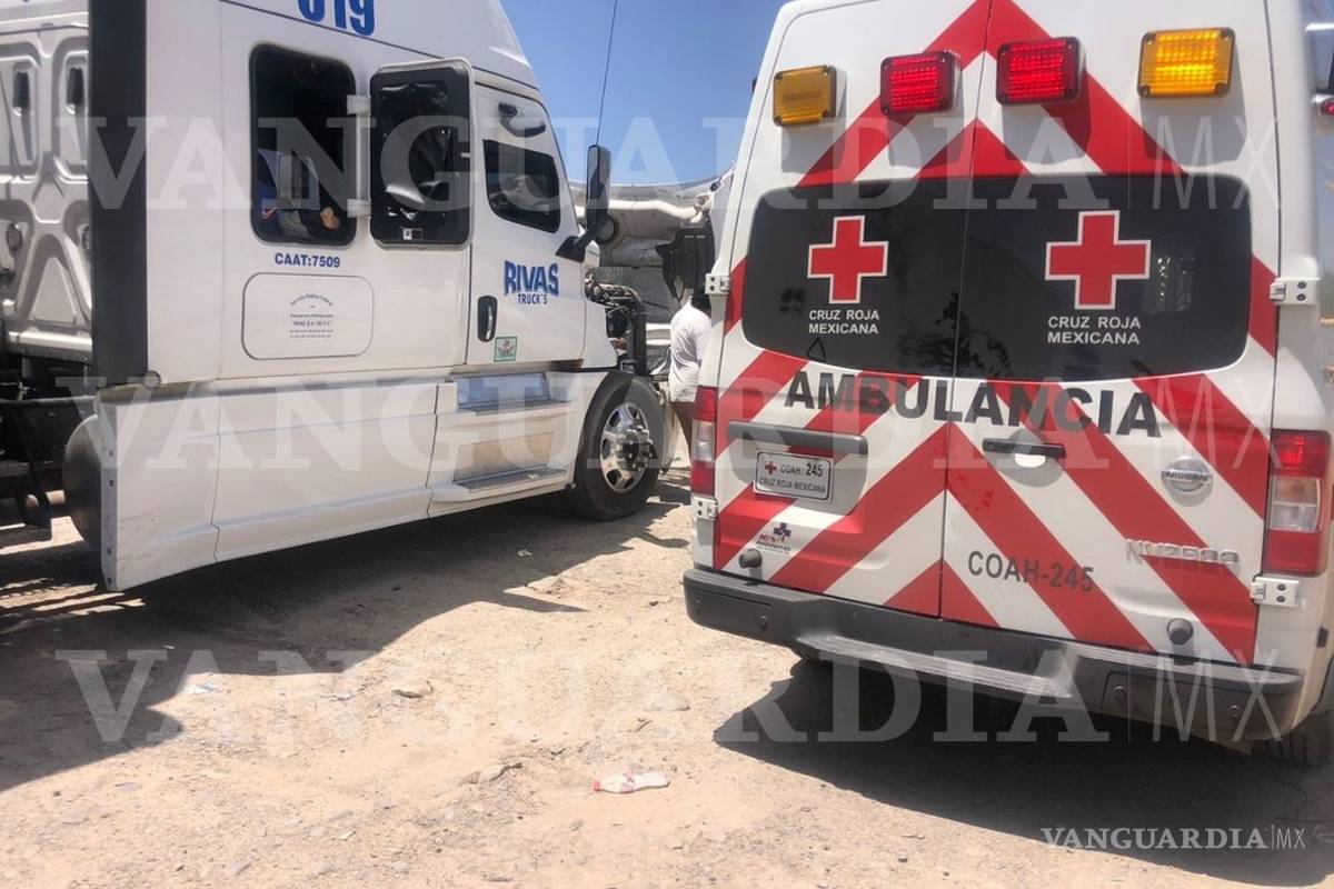 Localizan a trailero sin vida dentro de su unidad, en la carretera Torreón-Saltillo