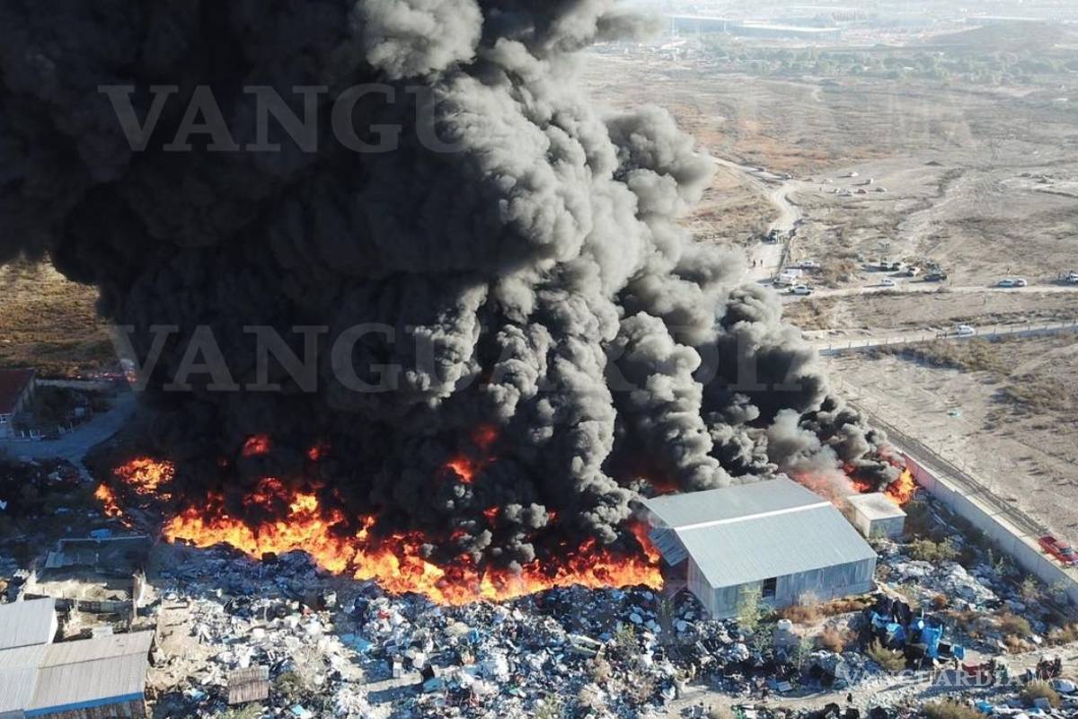 Se registra fuerte incendio en recicladora al norte de Saltillo