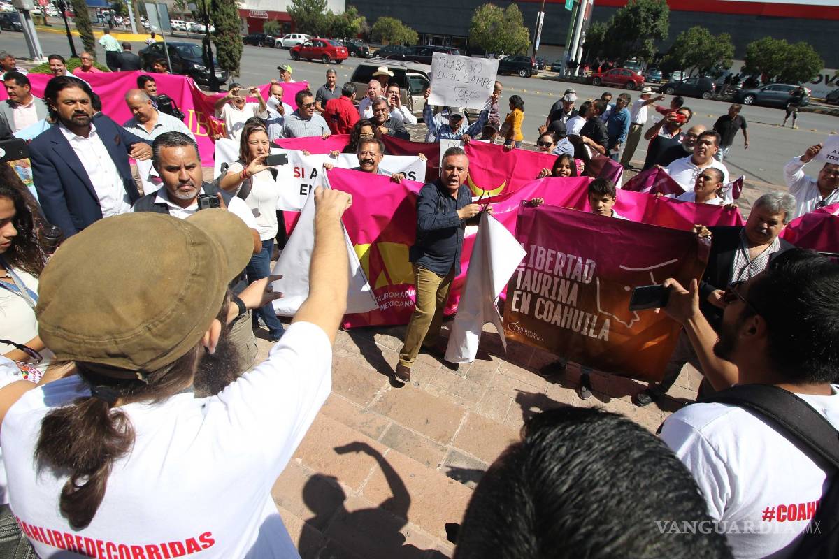 $!Se manifiestan contra la tauromaquia en el Congreso de Coahuila; hay opiniones encontradas