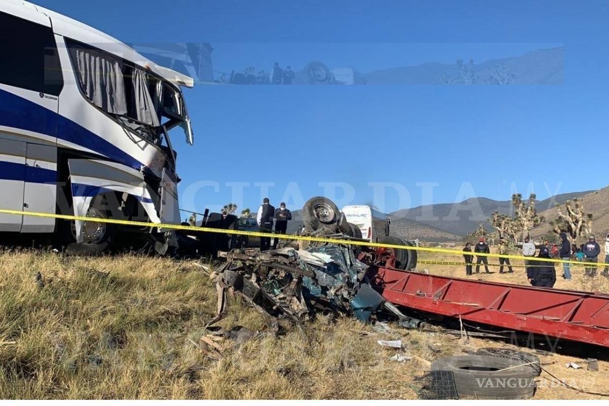 $!Fallecen tres personas en accidente vial en Arteaga, Coahuila
